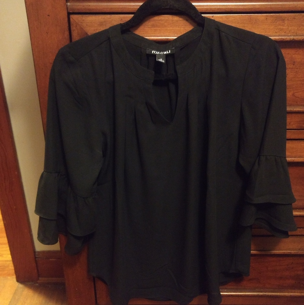 Roz&Ali top with ruffle sleeve